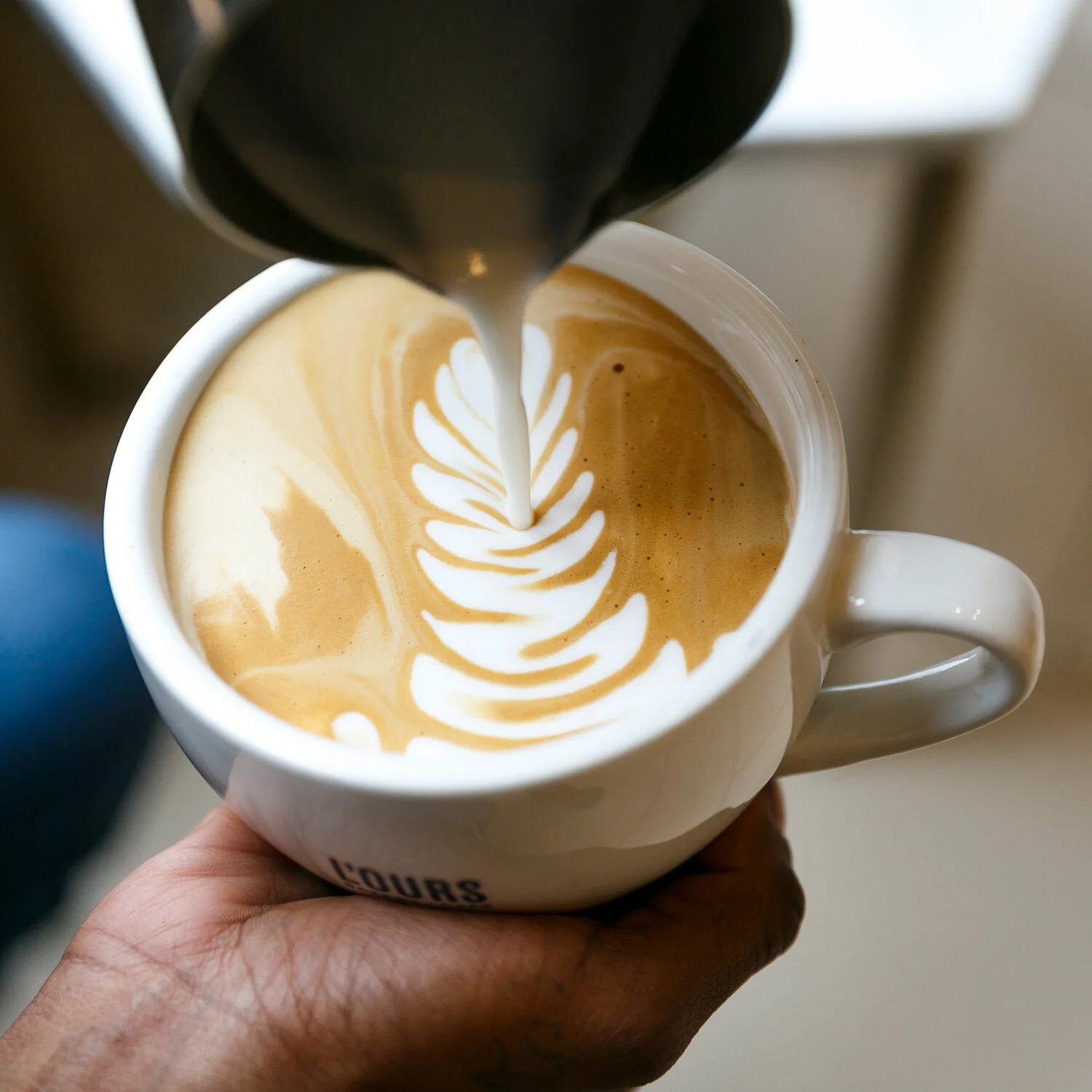 lost-format-lours-cafe-latte-pour-hot-coffee-art-barista.jpg