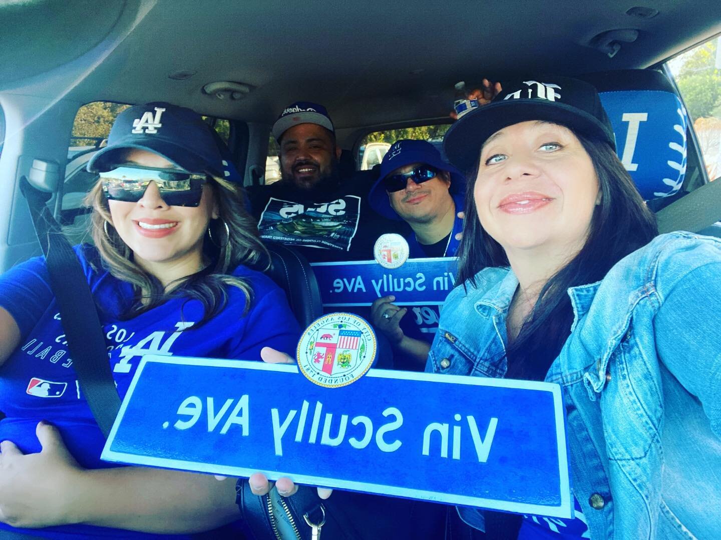 Celebrating my Compadres Bday 💙 🌴#bleedblue #familia 
.
.
.
#losdoyers #vinscully #ilovemycity #laallday #westcoastkids #chavezravine #echopark #dodgerstadium #dodgers #vinscullyismyhomeboy