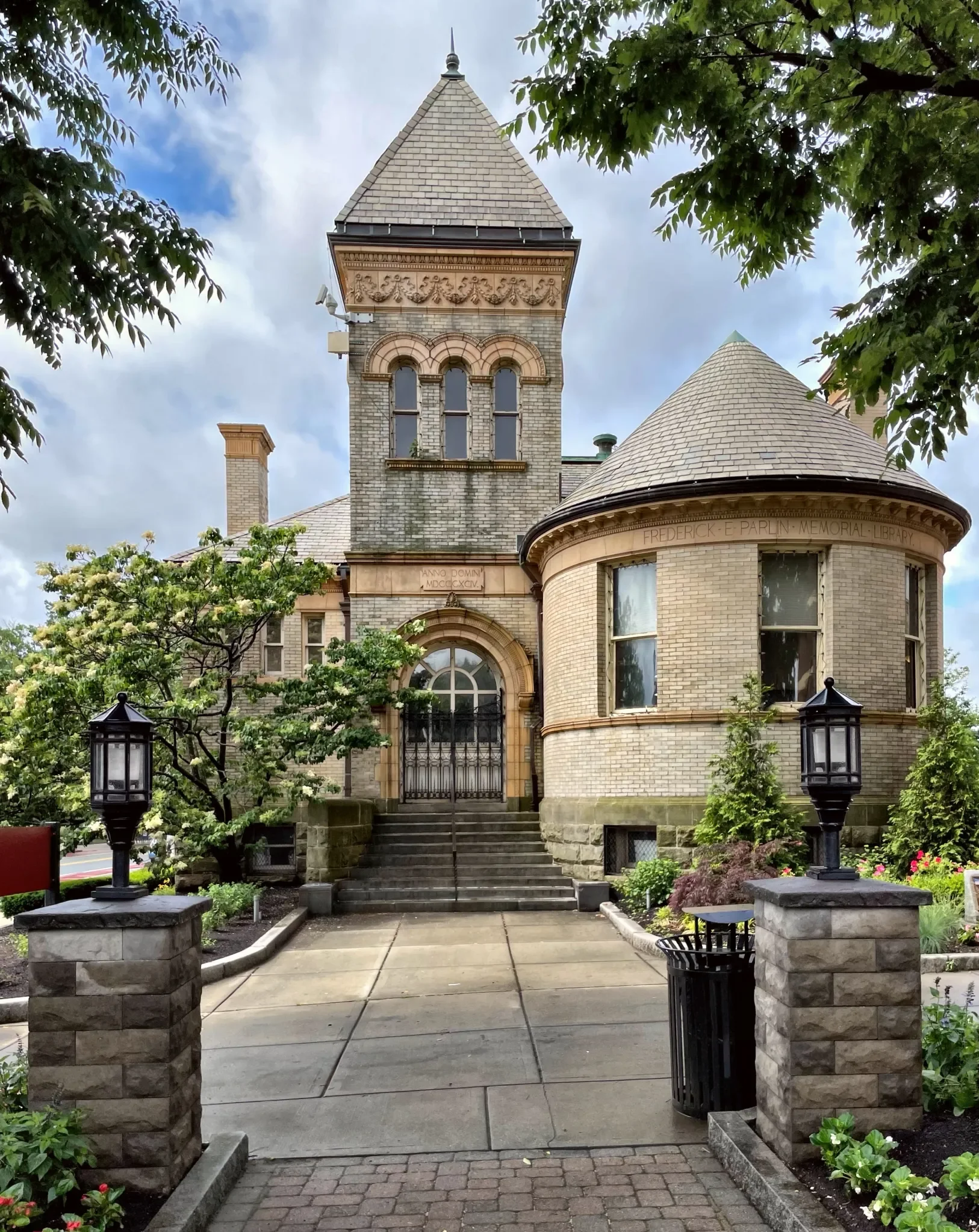 Parlin Memorial Library