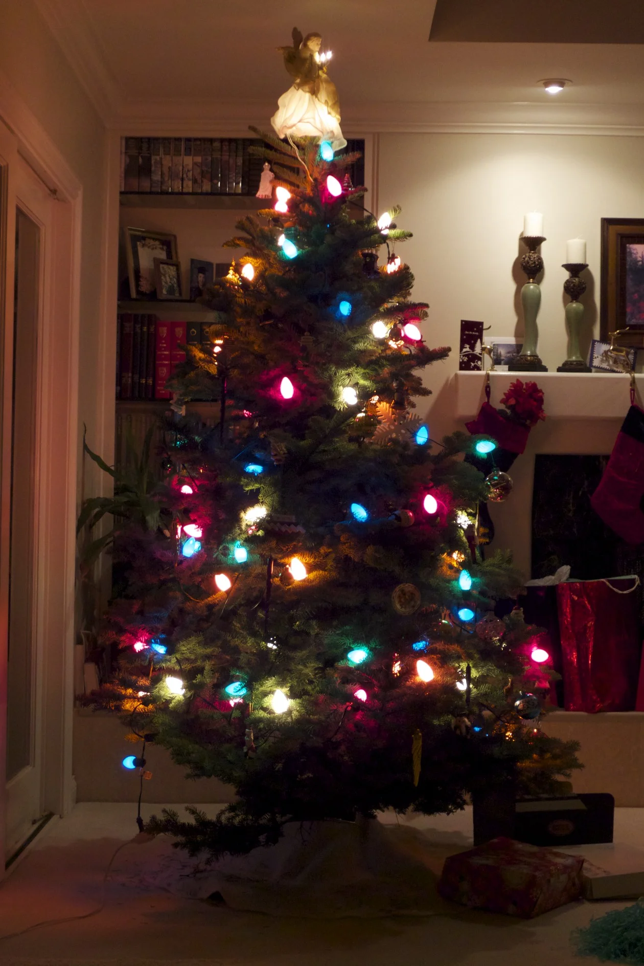 Look at the lights on that Tannenbaum.