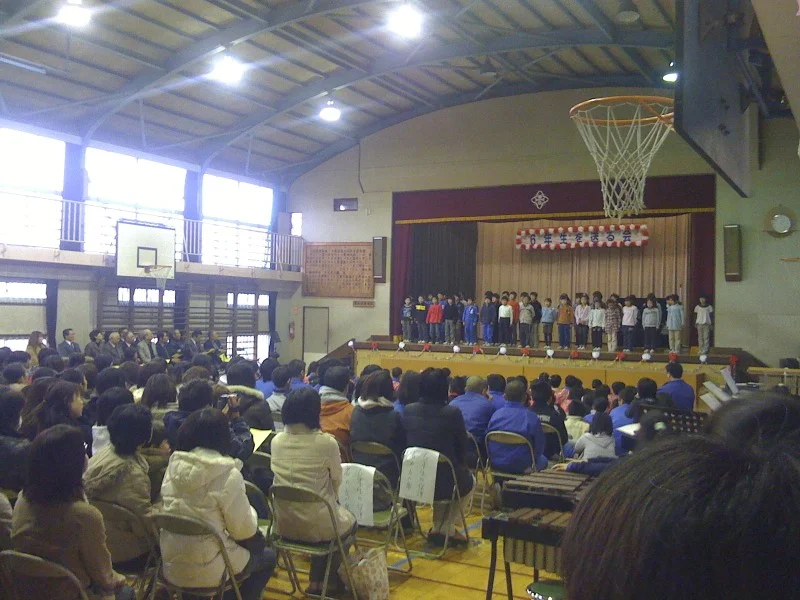 1st graders say goodbye to the 6th graders at East Elementary