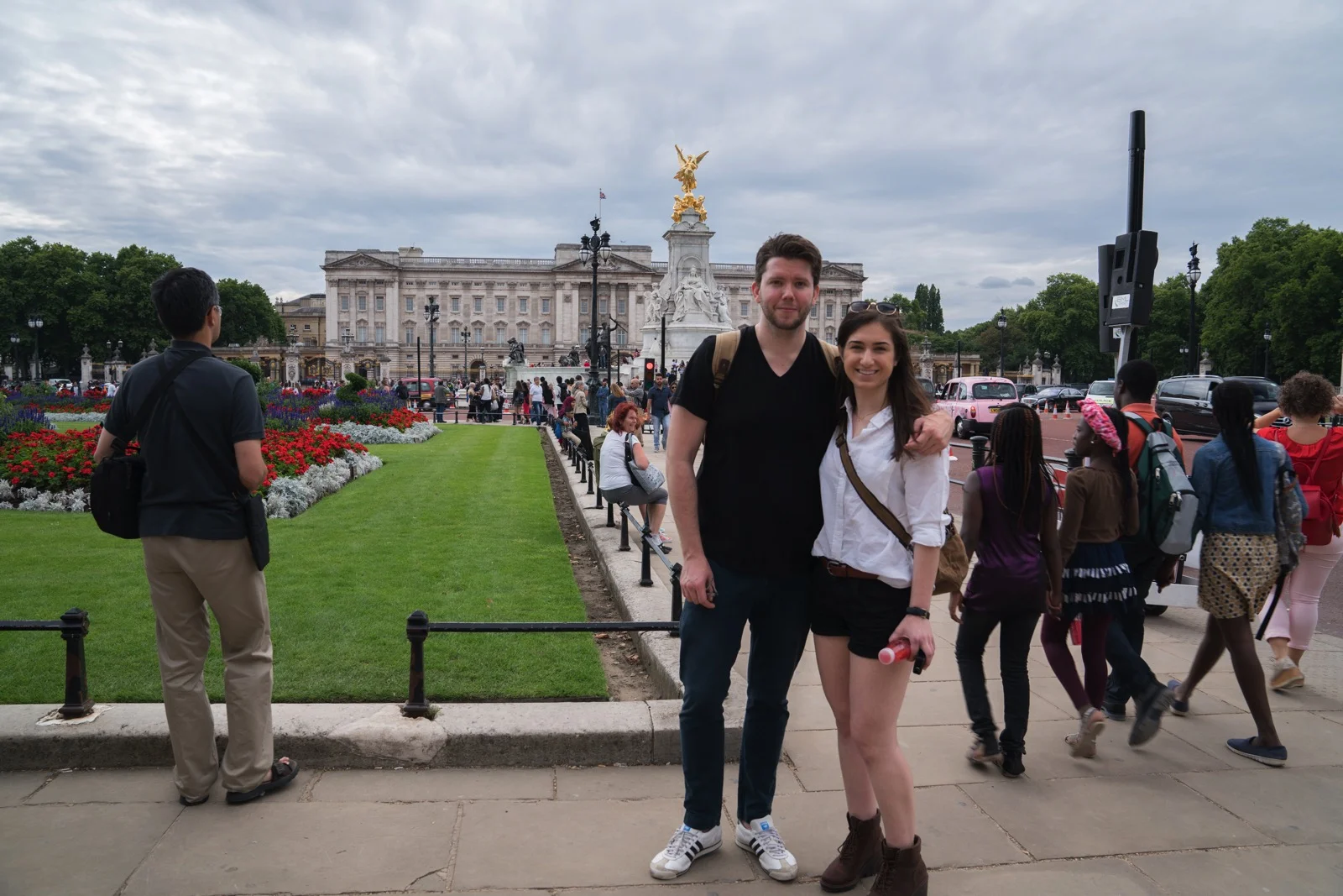 Sarah and me in front of Buckingham Palace. Photo courtesy some member of Sarah's family. (London, United Kingdom.)