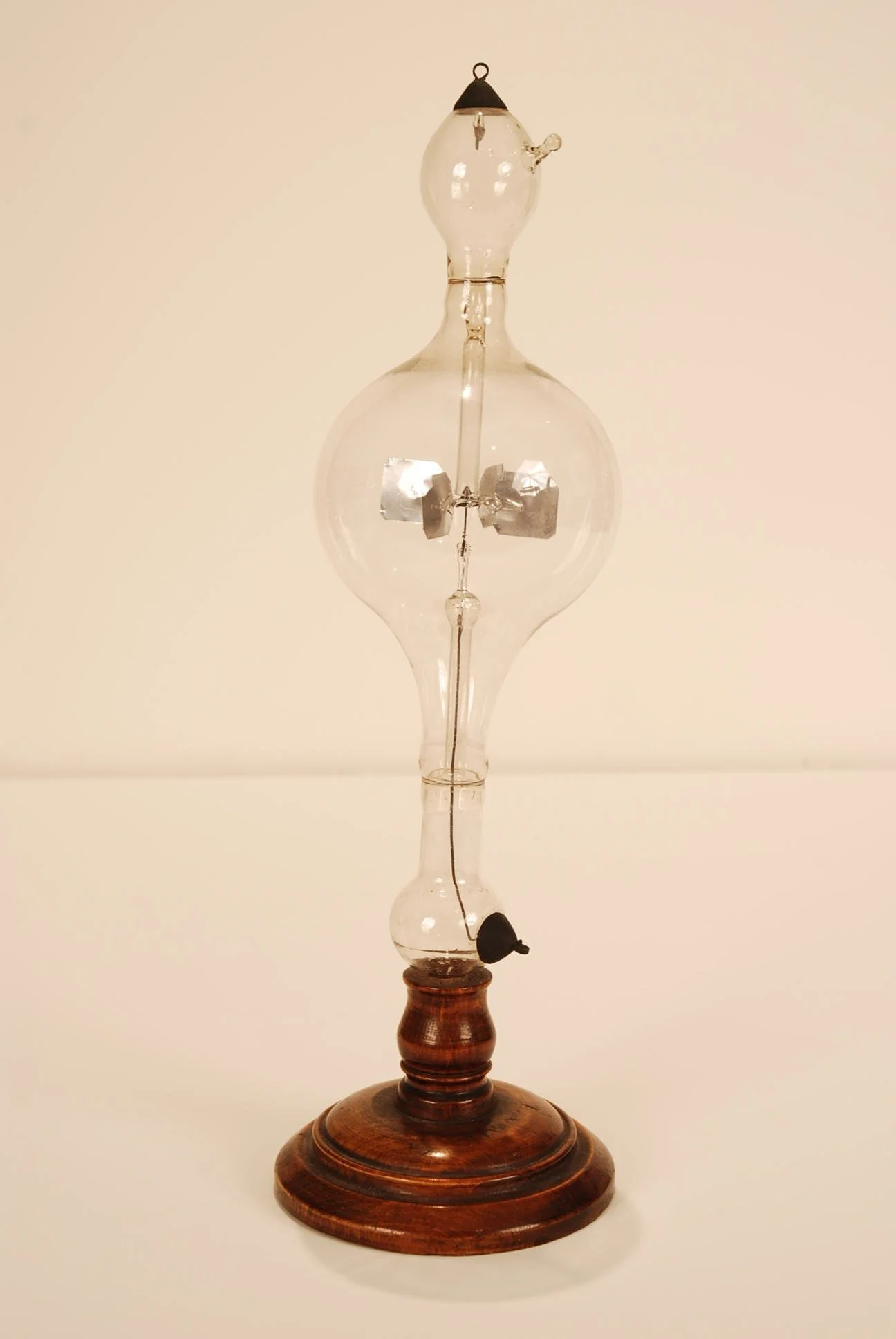 Crookes.Radiometer.1920's.avialable.JPG