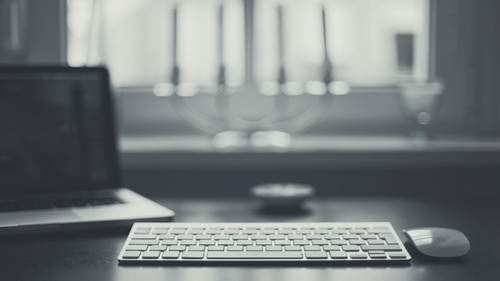 Mac-gadgets-on-a-desk.png