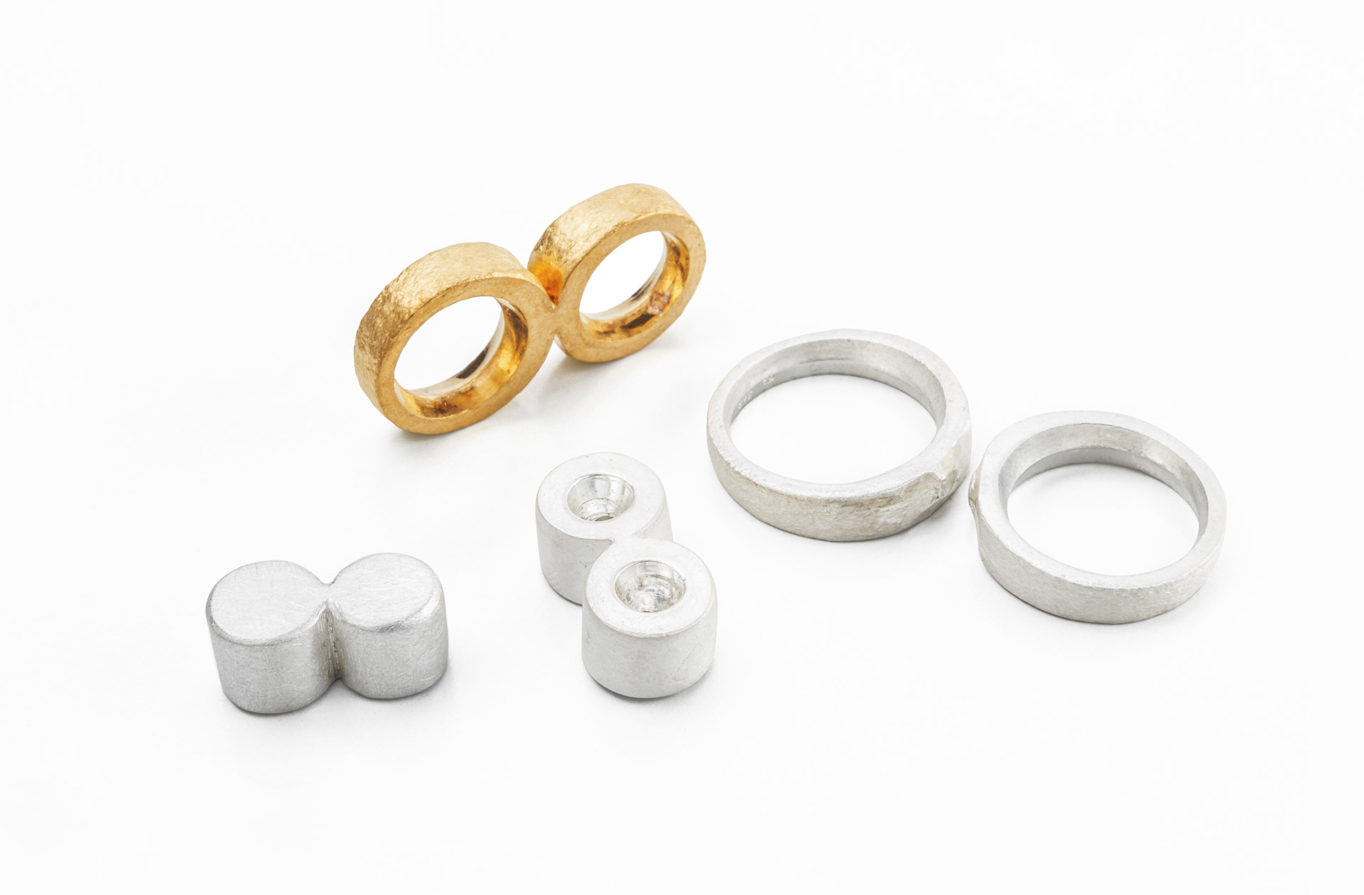 'TOGETHER' from Nicole Walger Independent forms arise out of two double cylinders that are connected in the origin. Through the forging procedure the rings are individualized in size and form. They are finally separated by the couple.