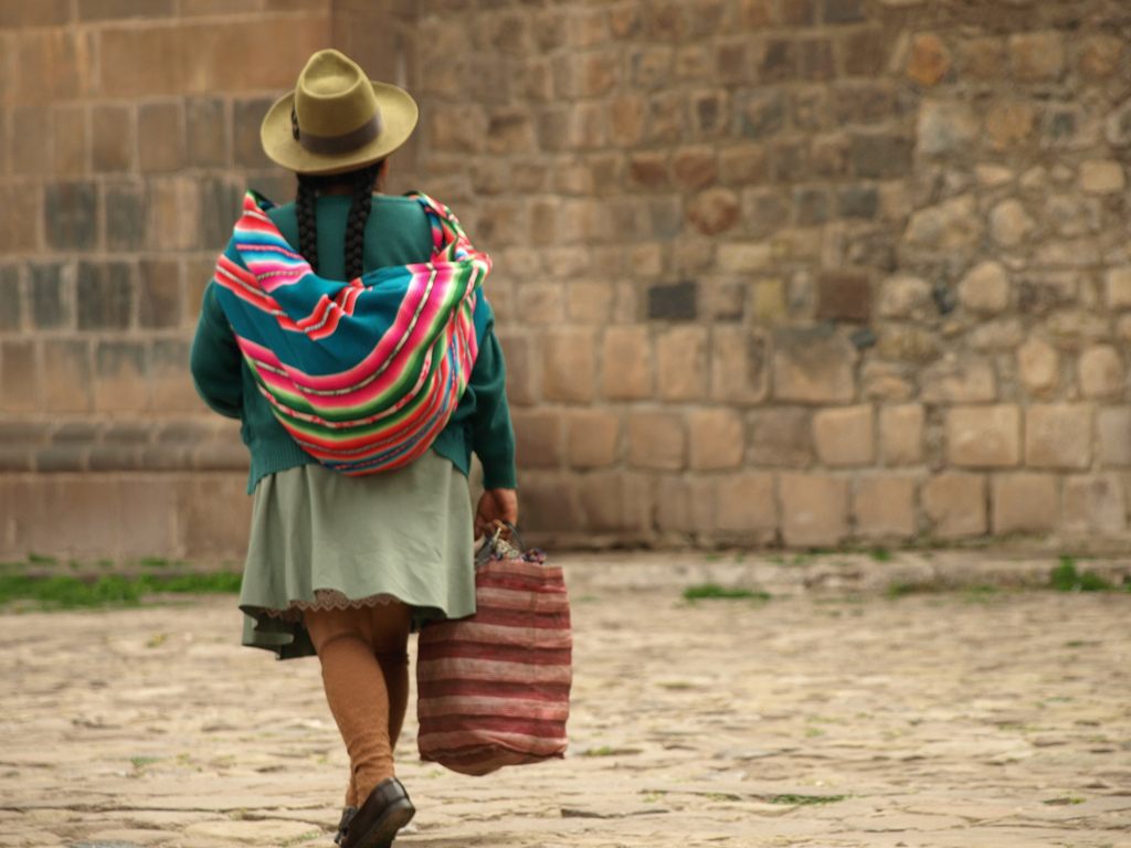 Daily life in Cusco, Peru's Plaza de Amas (c) Matthew Barker, Peru For Less