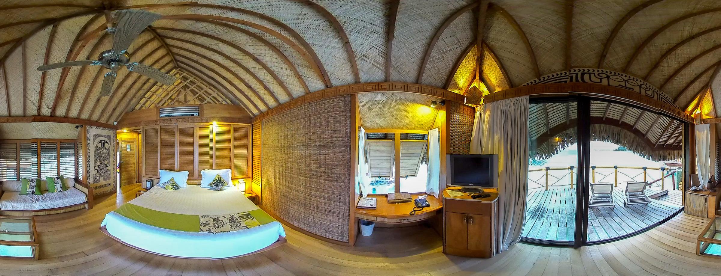 Take-The-Ride-VR_TahitiVR_Bungalow_Interior_2400px.jpg