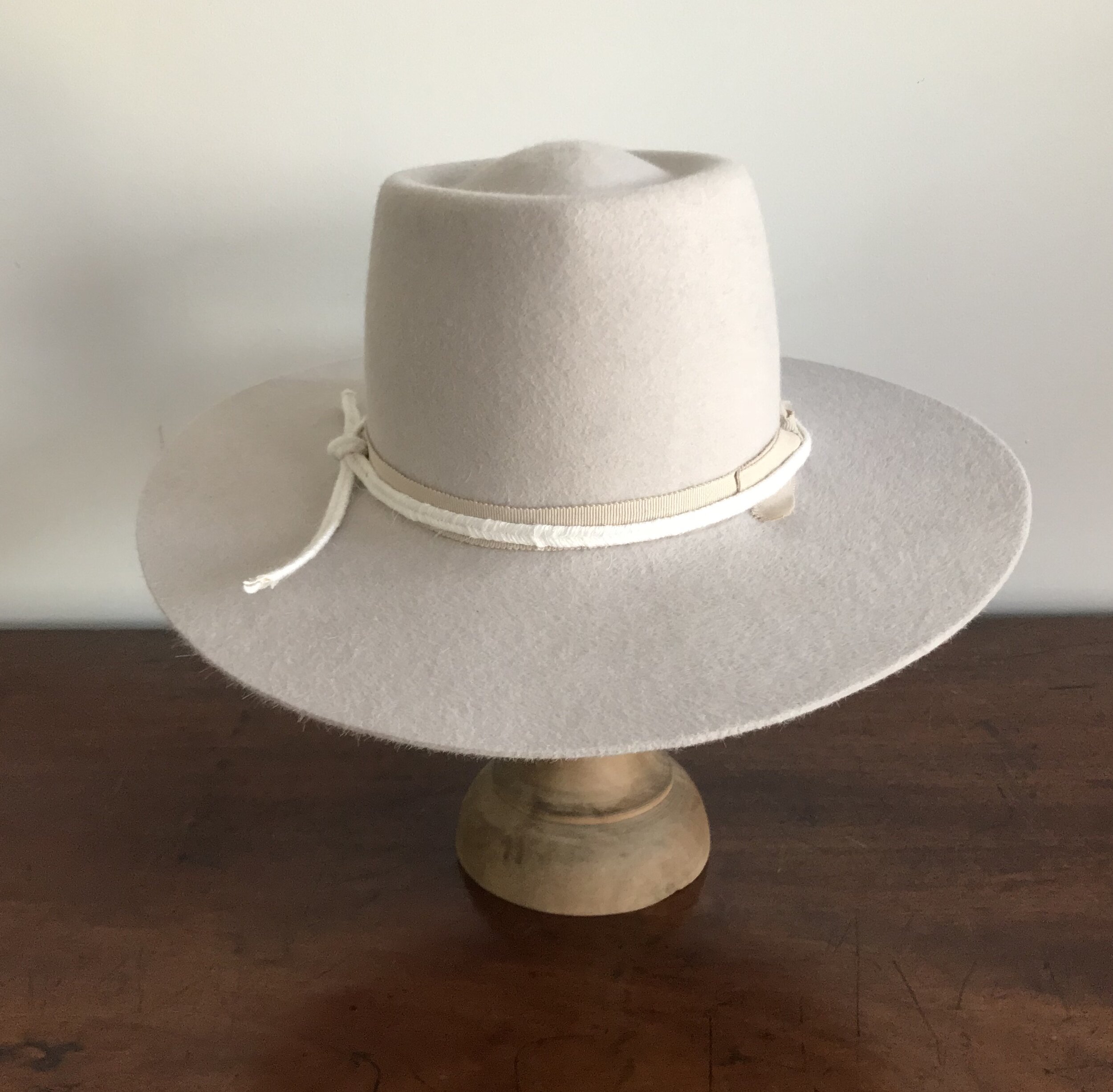 Sabrina Medium Brim : in Alabaster