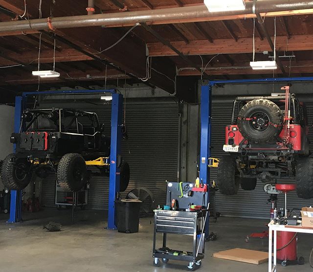 The Jeeps home away from home. I’m getting the atlas swapped from the red one to the black one which has a stock transfer case and sye. I am sacrificing a few inches of ground clearance though going from a flat belly on the black yj to one with a little drop.