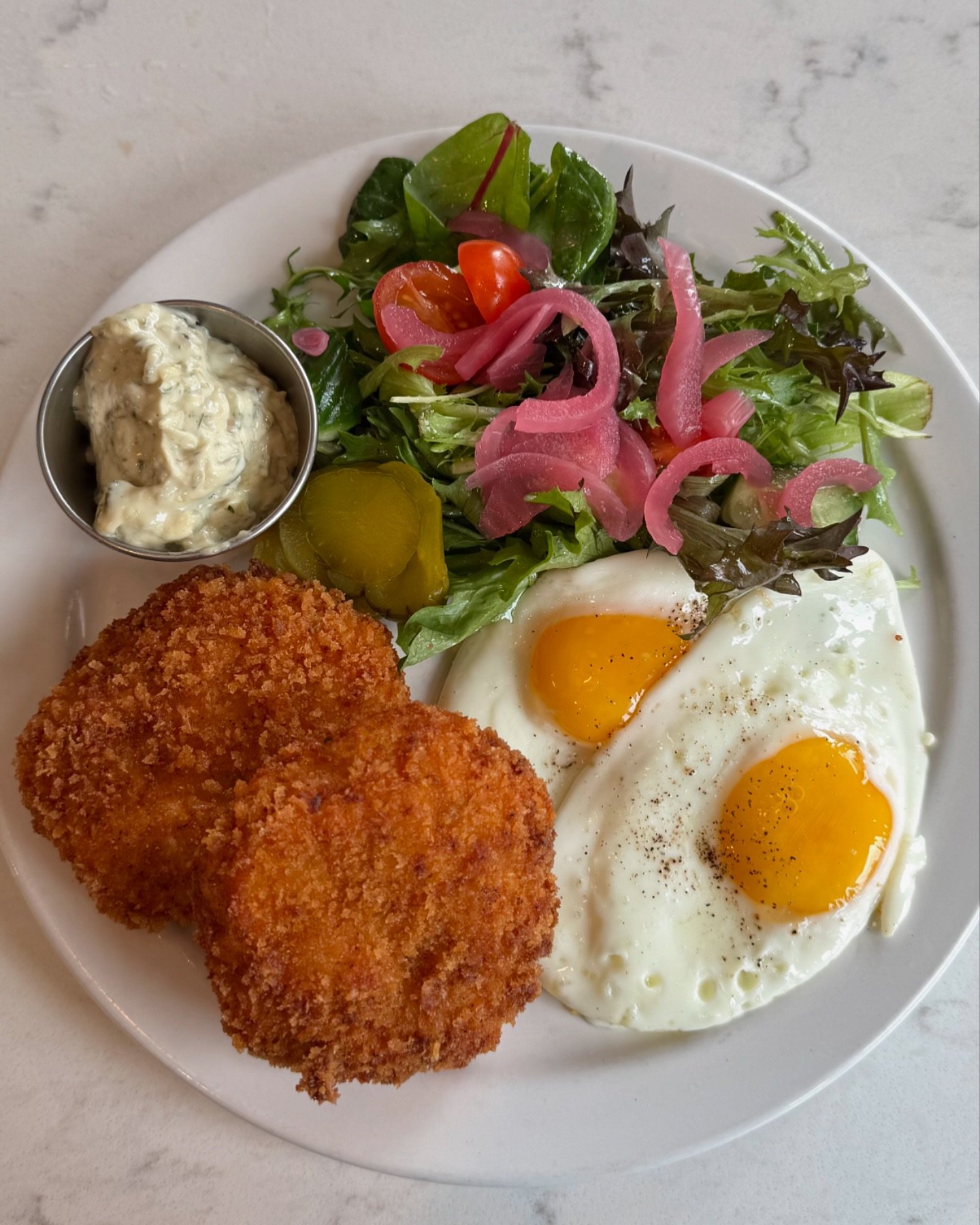 🐟🍳👌 THE MOST REQUESTED DISH IS NOW ON THE BRUNCH MENU >>
FISH CAKES > local haddock & smoked haddock fish cakes, 2 fried eggs, house tartar sauce, choice of side salad or home fries 🎉
#canteenonportland