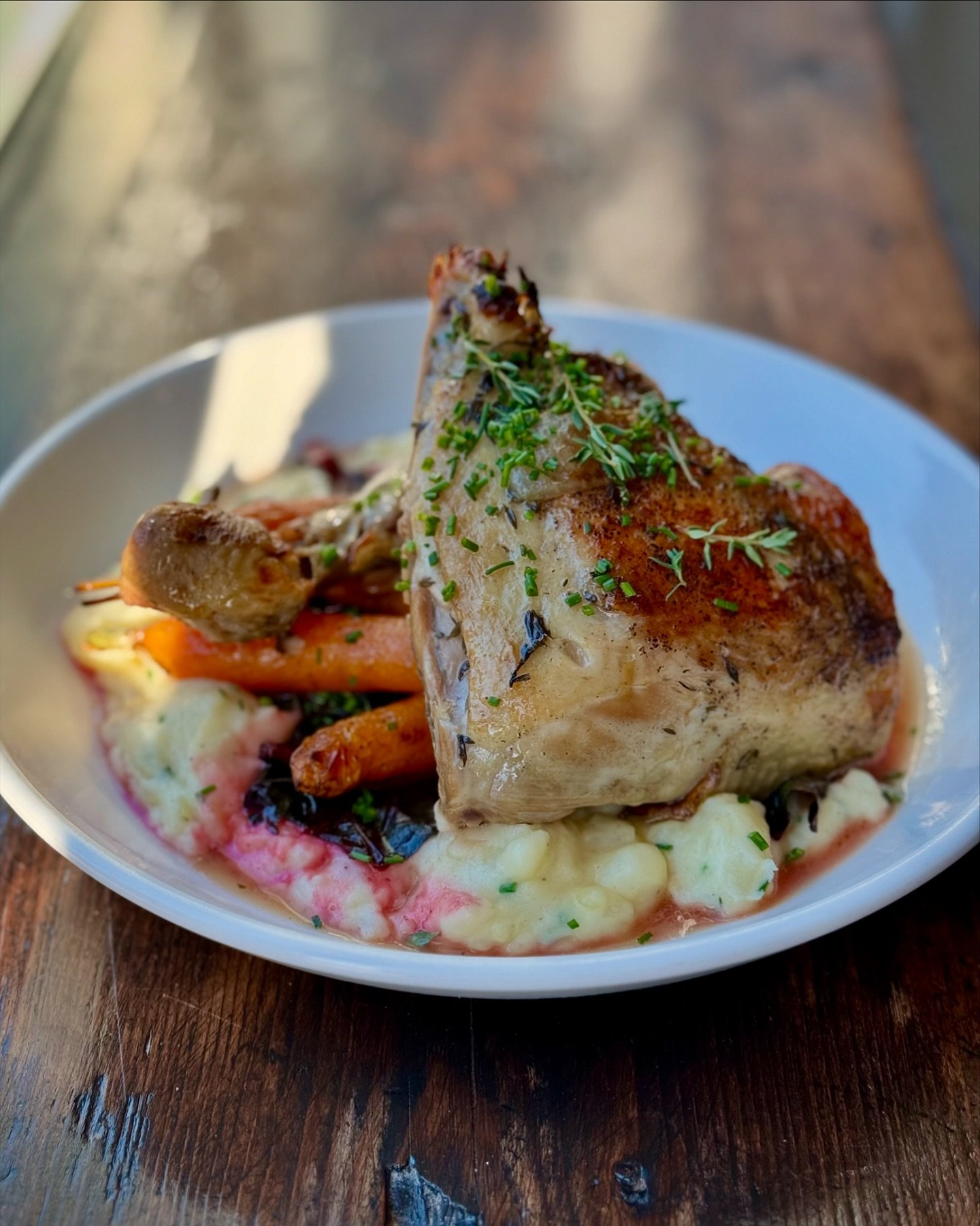 Believe it or not we’ve never had chicken on our dinner menu until now. It was worth the wait! 🐓🤌
ROASTED CHICKEN DINNER >> roasted free-range leg and thigh, sour cream & chive mashed potatoes, roasted carrots, Swiss chard, chicke
