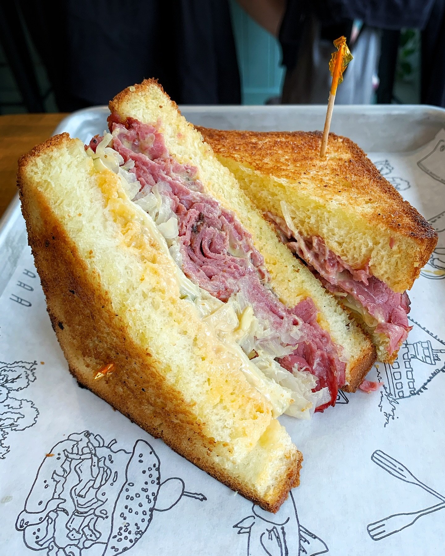 👋 Hello Reuben.🥪 This old pal of ours always manages to sneak his way back on to the lunch menu. And we’re not upset about that.
Sliced Montreal smoked meat, Thousand Islands dressing, Swiss cheese, pickles & house fermented sauerkraut