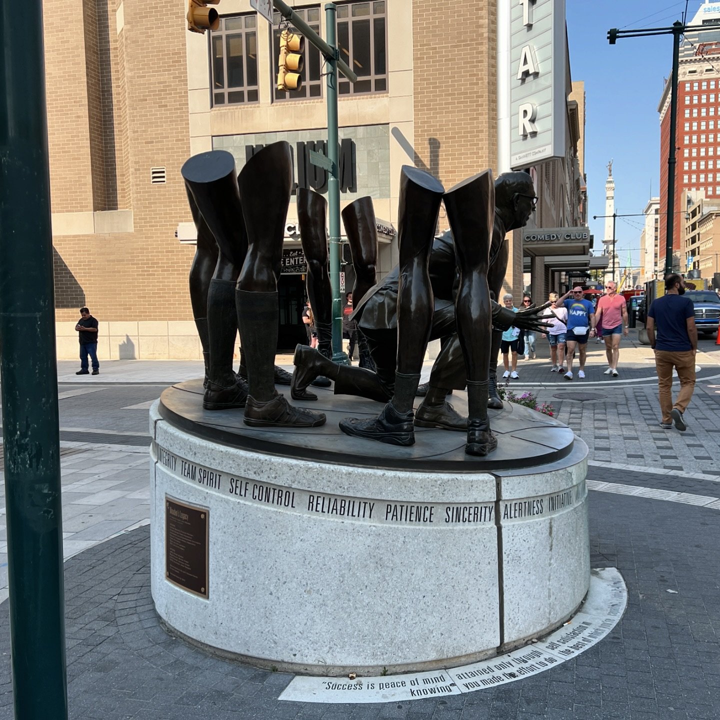 What an odd public sculpture. Any others you can think of that are on par with this? I always find the Harry Carey outside of Wrigley Field pretty terrifying.
#publicsculpture #bronzesculpture #legs