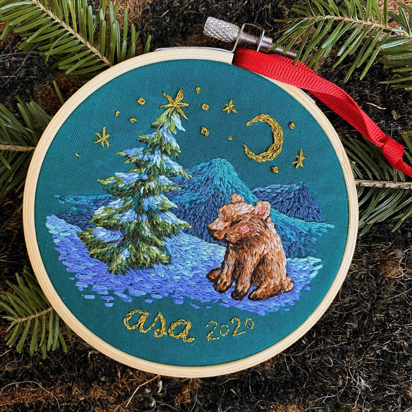 ✨A little bear for a little bear✨
It&rsquo;s been a LONG time since I&rsquo;ve embroidered anything. So thankful for this project that allowed me to jump back in &hearts;️