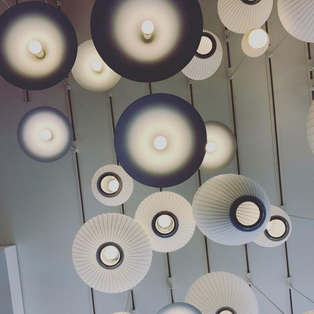 🔘⚪️
#design #lamps #designwithinreach #lighting #scottsdale #arizona #kierland #lightinginspiration #ceiling #ceilingdesign #light #saturday #designinspiration
