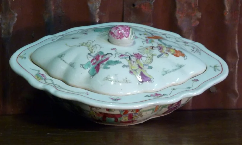 painted porcelain bowl with lid_top.jpg
