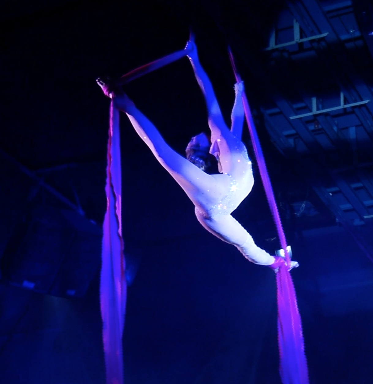 Aircandy. Vertikaltuch Performance luftakrobat Berlin. Aerialist Aerial Silk Berlin