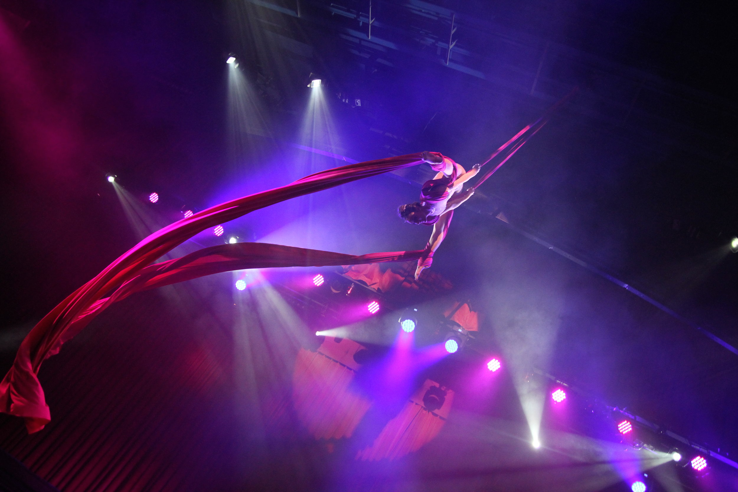 Aircandy. Vertikaltuch luftakrobat Berlin. Aerialist Aerial Silk Berlin