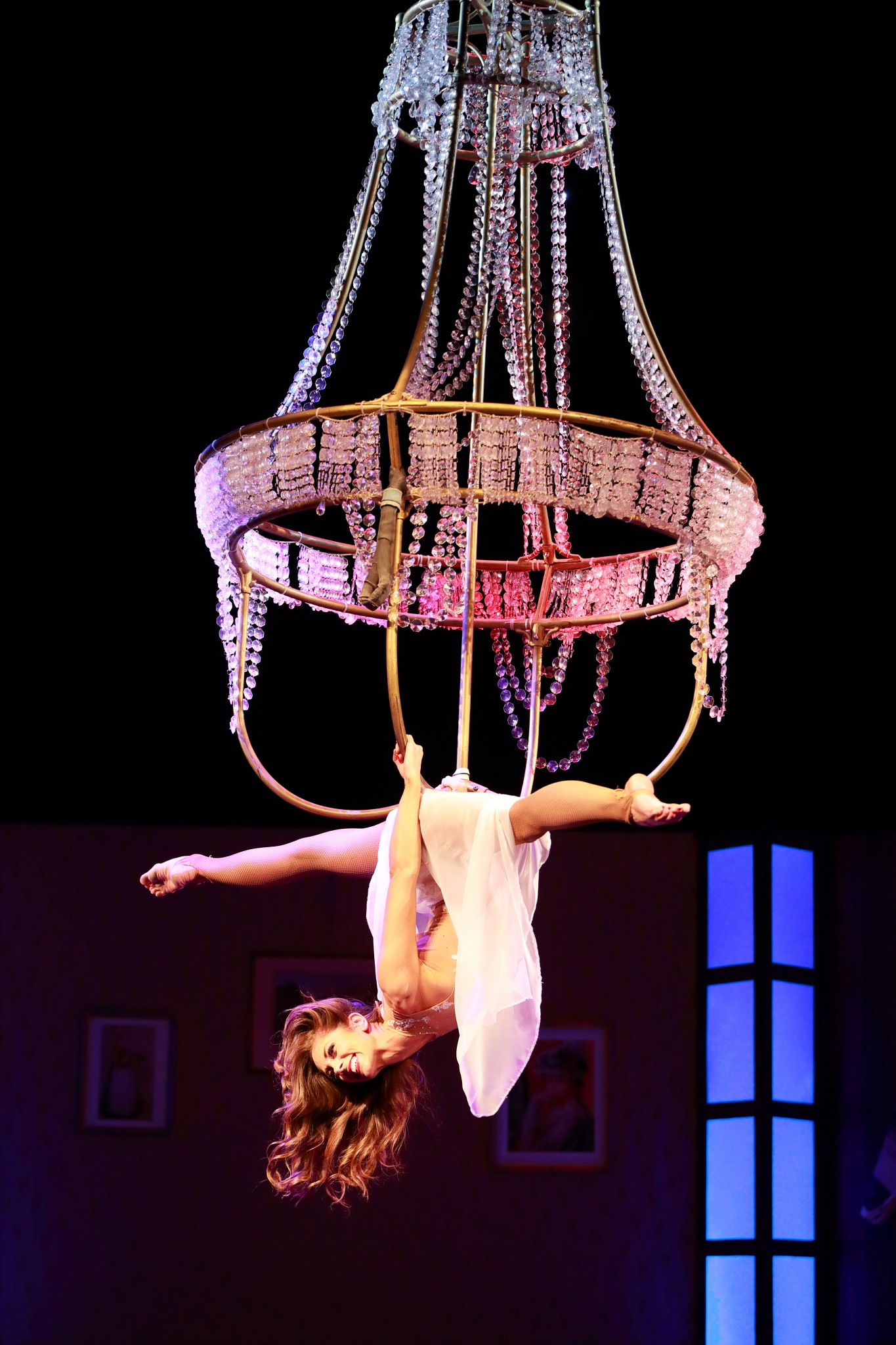 Flying Chandelier Performance - Kronleuchter Showact - Air Candy dassupertalent luftartistin am Kronleuchter