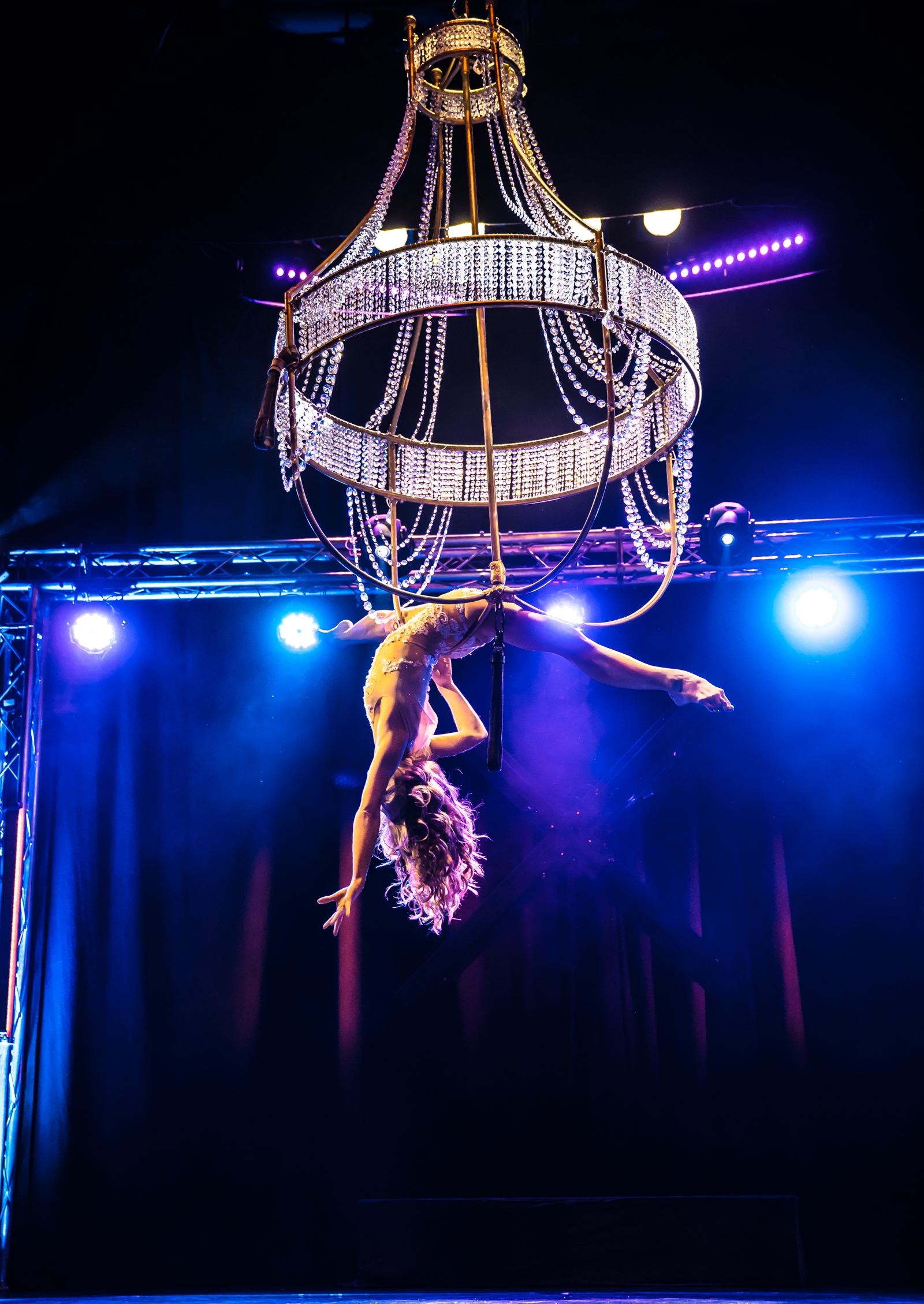 Chandelier Performance Artist - Luftakrobatik am Kronleuchter - Flying Chandelier Showact - Air Candy Berlin - Luftartistin