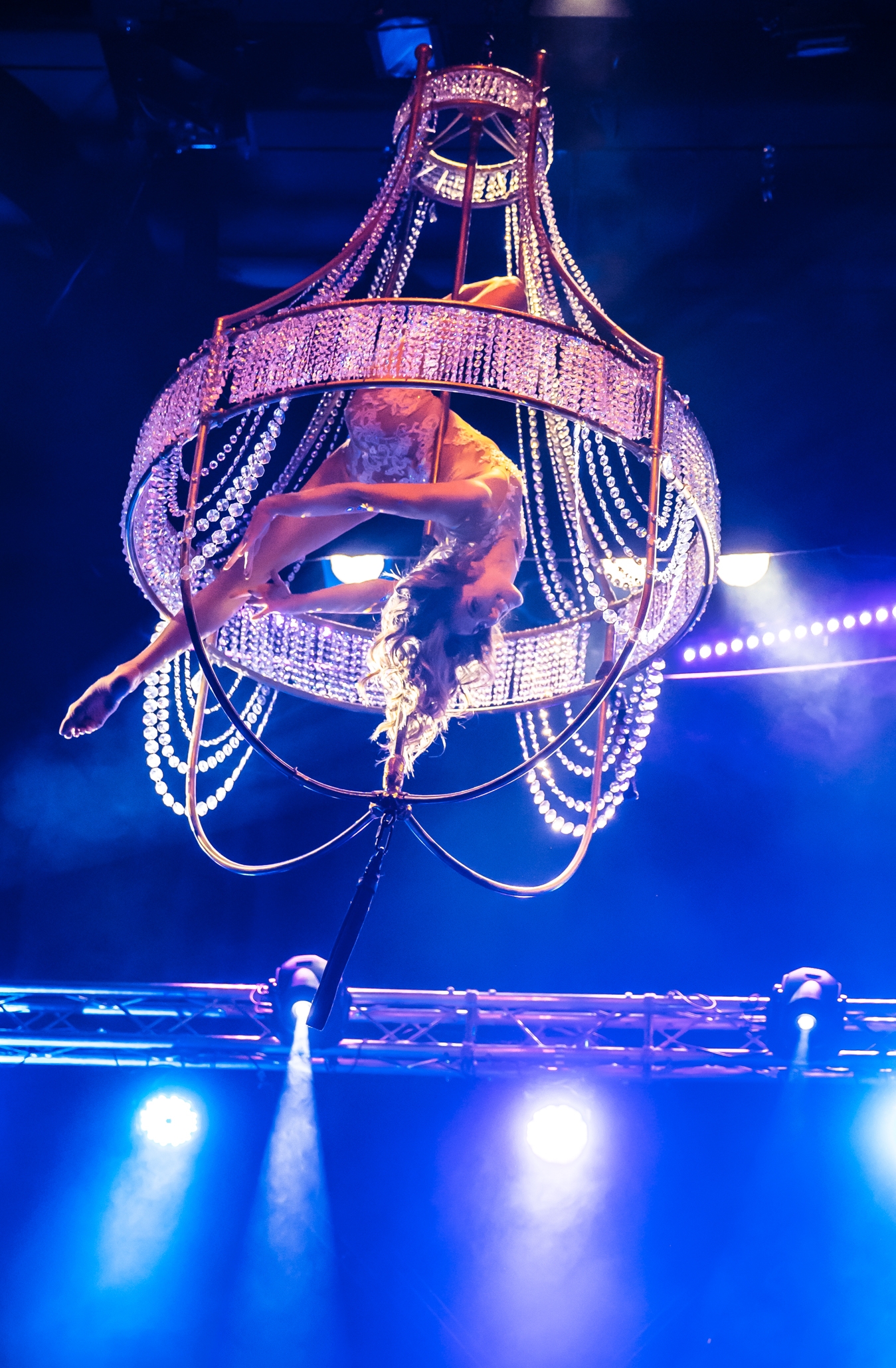 Aerial Chandelier - Kronleuchter Luftartistin - Flying Chandelier Showact - Air Candy Luftakrobatik Berlin