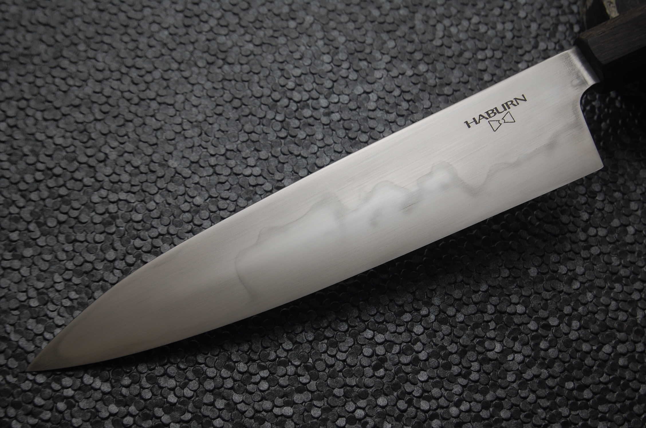 The blade is differentially hardened.