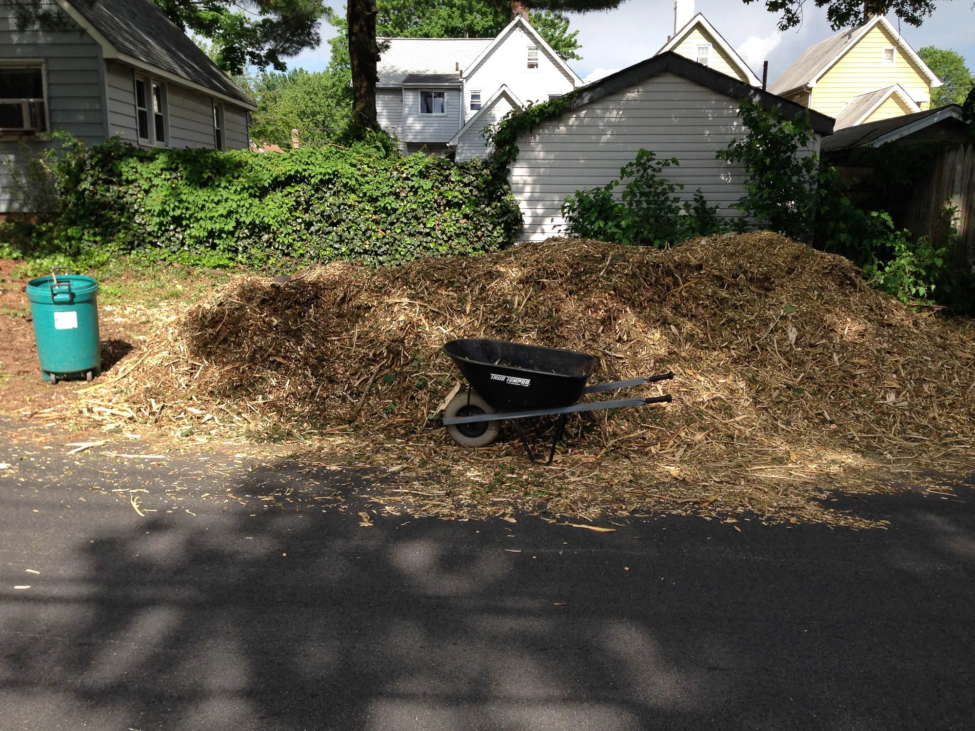 The last project in may was to give my soil some skin. The first truckload of wood chips was not the correct order and it was another small ordeal to get a new one.