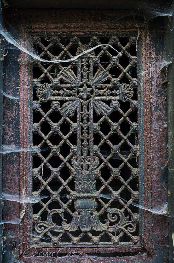 Grave in Paris, 2016 Shot on Nikon D800 5/05/18 Posted 08/23/16