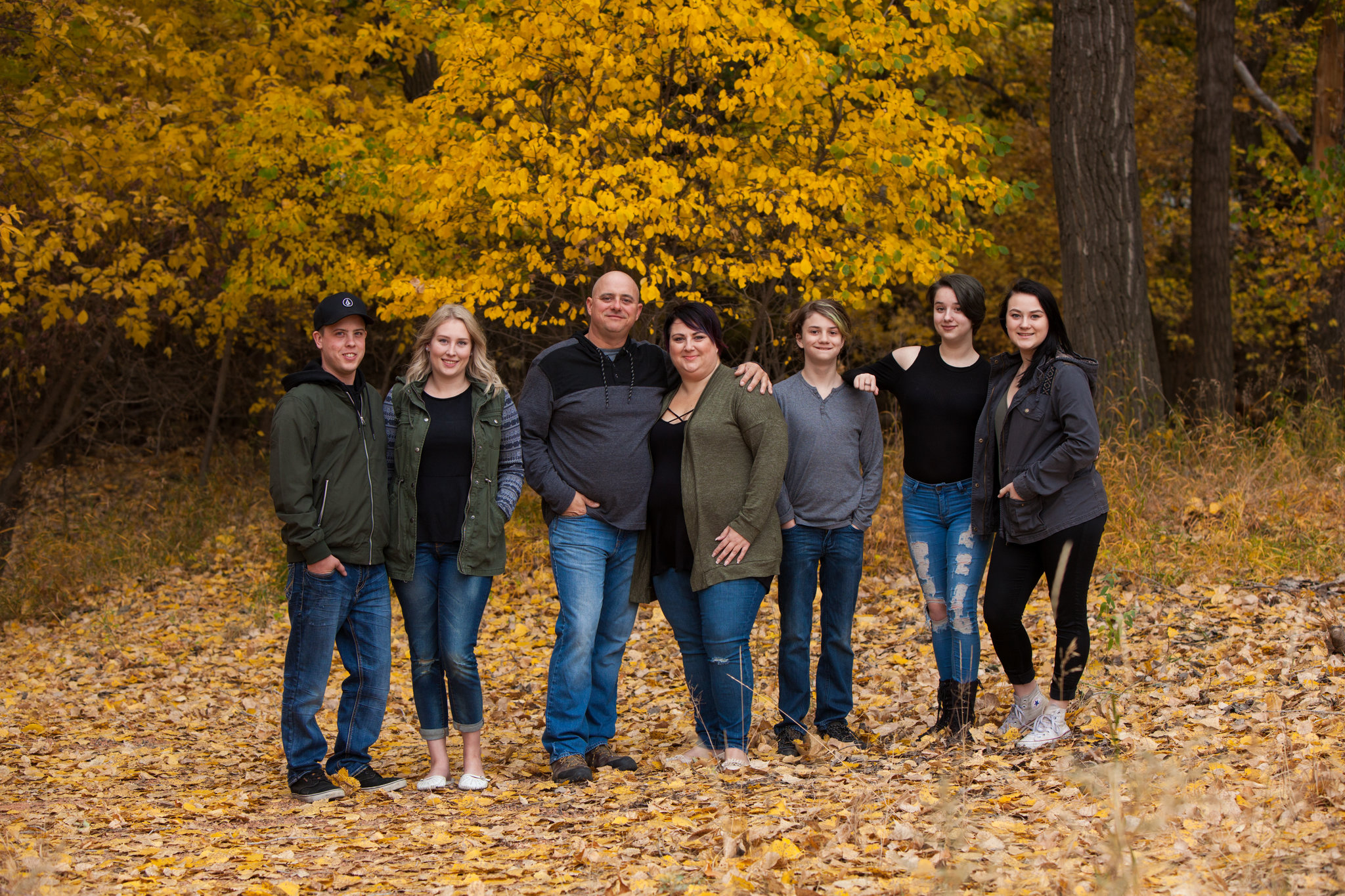 Medicine Hat Photographer, Fall Mini Sessions, Medicine Hat Mini Sessions, Fall Photos, Family Photos, Canadian Photographer, Chasing Autumn Photography, Medicine Hat Family Photographer