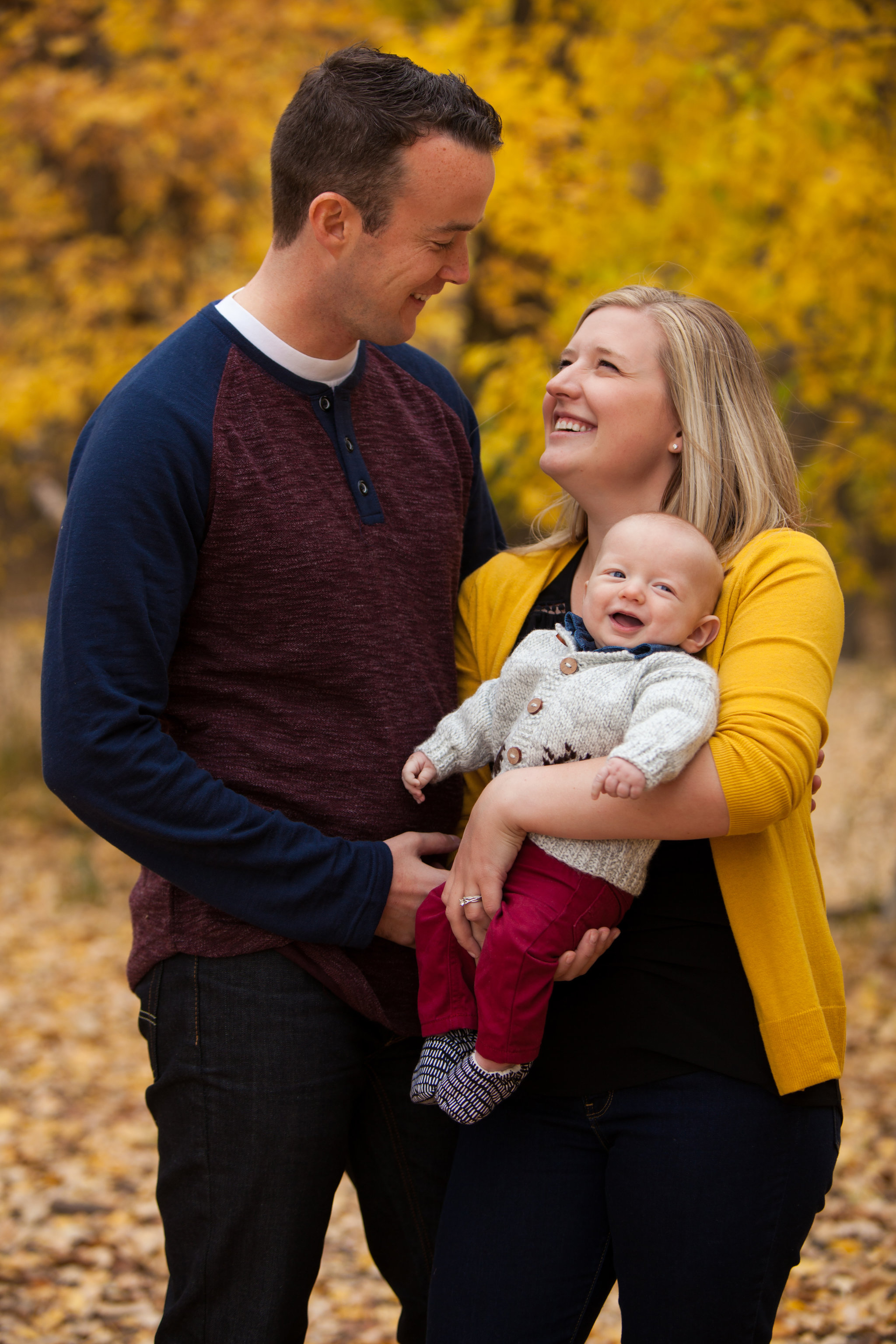 Medicine Hat Photographer, Fall Mini Sessions, Medicine Hat Mini Sessions, Fall Photos, Family Photos, Canadian Photographer, Chasing Autumn Photography, Medicine Hat Family Photographer