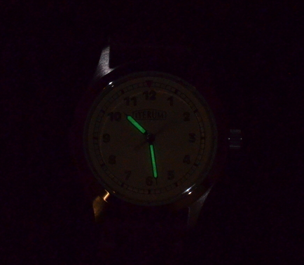 The luminous paint closely matches the dial color in normal lighting. In the dark, the hands glow green.