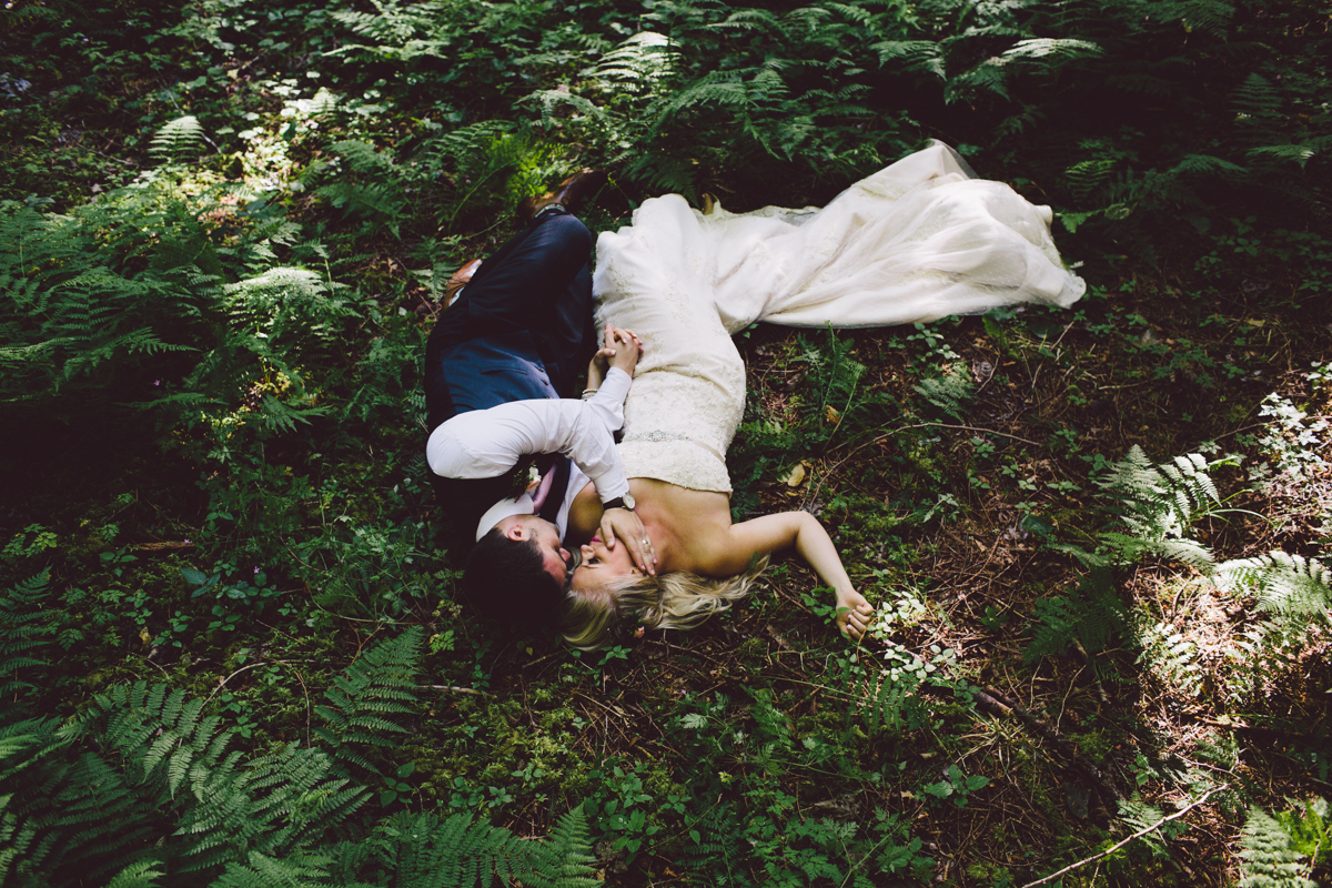 mountain cabin wedding venue in Washington state, photo by Jess Hunter, intimate Seattle mountain wedding photographer, intimate forest wedding in the Pacific Northwest, Washington state elopement photographer, riverside wedding ceremony, ceremony site in Washington with mountain views