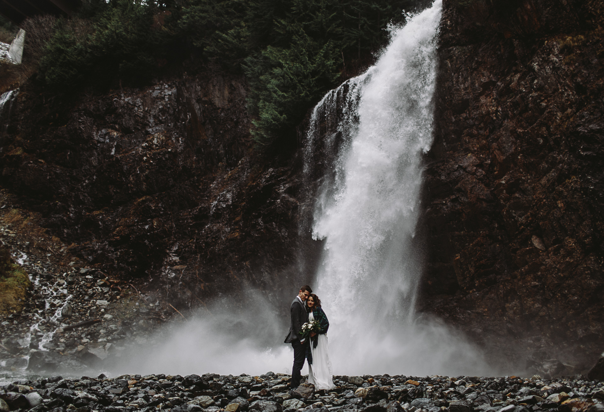 Intimate forest elopement in Seattle, photography by Jess Hunter, pacific northwest wedding, Snoqualmie Pass waterfall elopement, bohemian wedding in Portland,