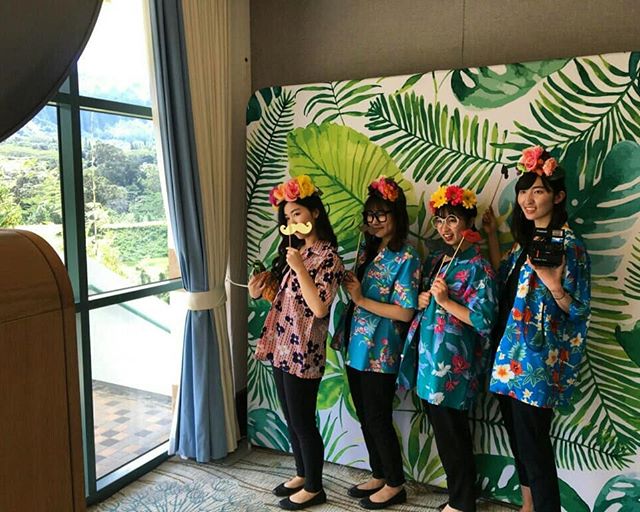 Thank you to  @royalhawaiiangolfclub for hosting a fun Bridal Open House! 🌈💥⚡💚🌴🌺 And to all of the wedding pros that made it extra fun and fancy 🎆
@ambientrentals @cakeworks_hi @itssoprettylinens @forthegoodevents @menehunemac @kaiphotofamily @