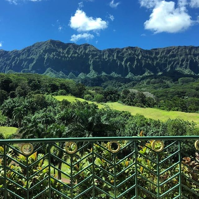 Happy Aloha Friday! Wishing everyone a great weekend 💚  Its been a while since we posted #busysummer but we wanted to share some #koolau magic this view from @royalhawaiiangolfclub #oahuweddings #hawaiiweddings .
.
.
.
.
.
.
.
.
#hawaiiphotobooth #o