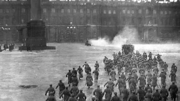 An edited photograph of the ‘dress rehearsal’ for Evreinov’s 1920 spectacle. Source: State Central Museum of Contemporary Russian History / Inke Arns, Igor Chubarov, and Sylvia Sasse (eds.), The Storming of the Winter Palace, (Zurich: Diaphanes Press, 2016)