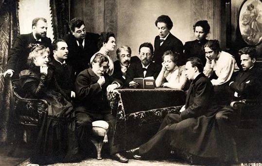 Chekhov (centre) reads to the Moscow Art Theatre troupe, 1900. © Popperfoto / Getty Images