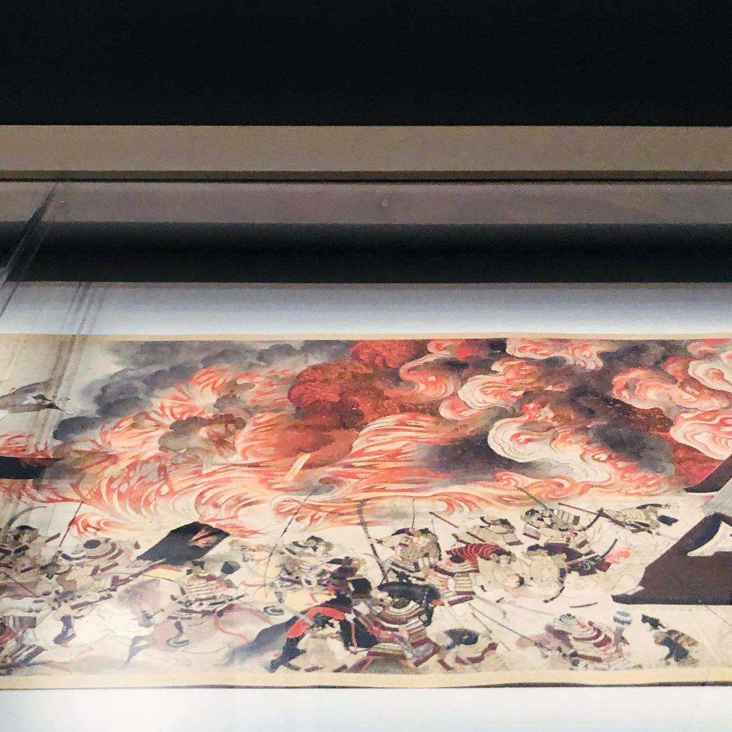 Reposting theee stunning works from the @tokyometropolitanartmuseum which I had the good fortune to visit last month. First, a harrowing conflagration. Then, a scene about beauty in which birds are closely observing each other. Finally, a botanically