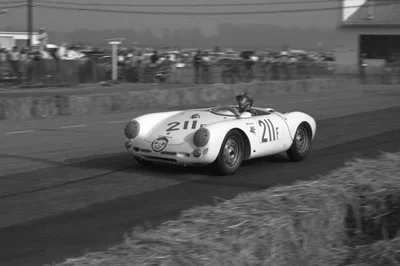 Ginther piloting a 550 Spyder for von Neumann