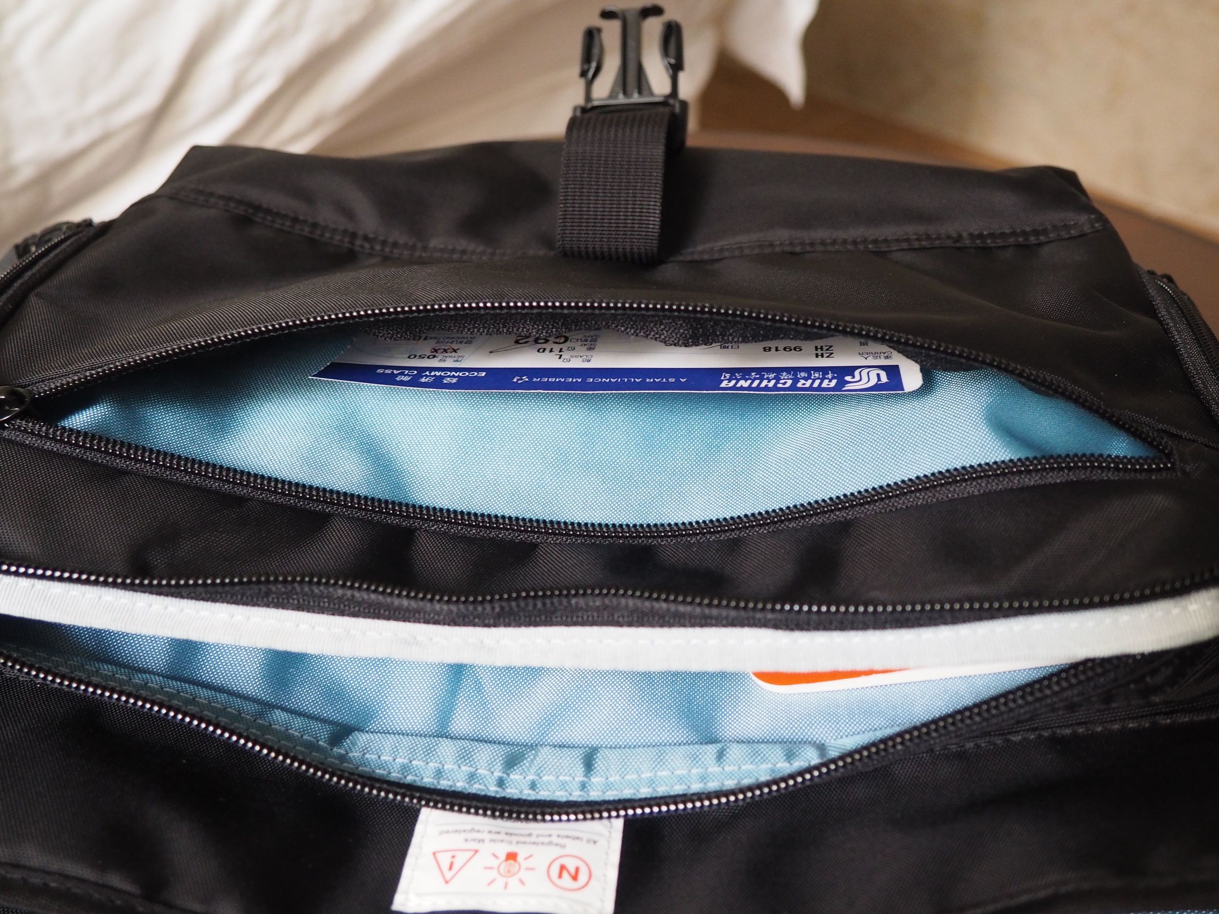 wise-walker OS-01 urban day bag front zip pocket