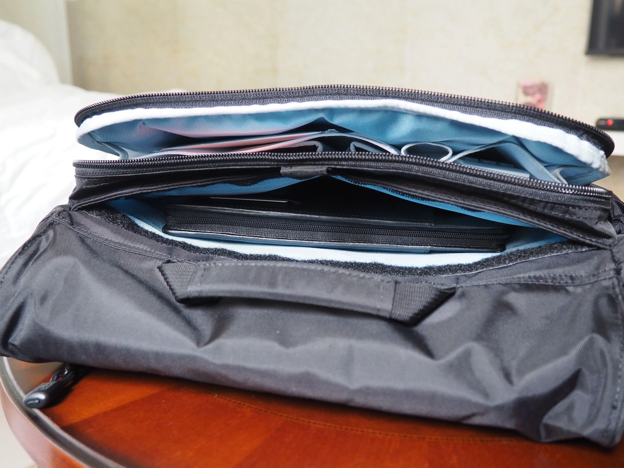 wise-walker OS-01 urban day bag back compartments