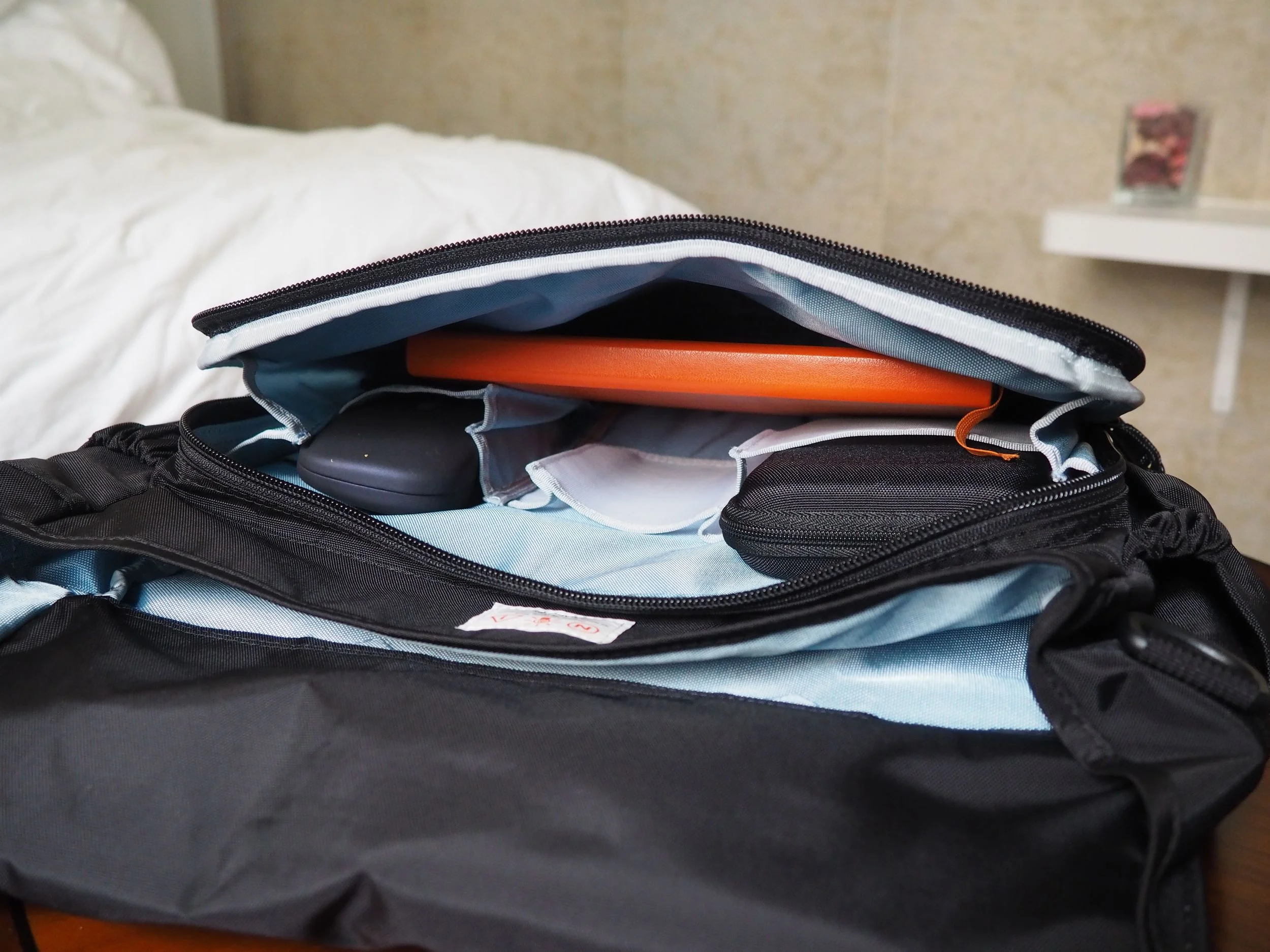 wise-walker OS-01 urban day bag front compartment