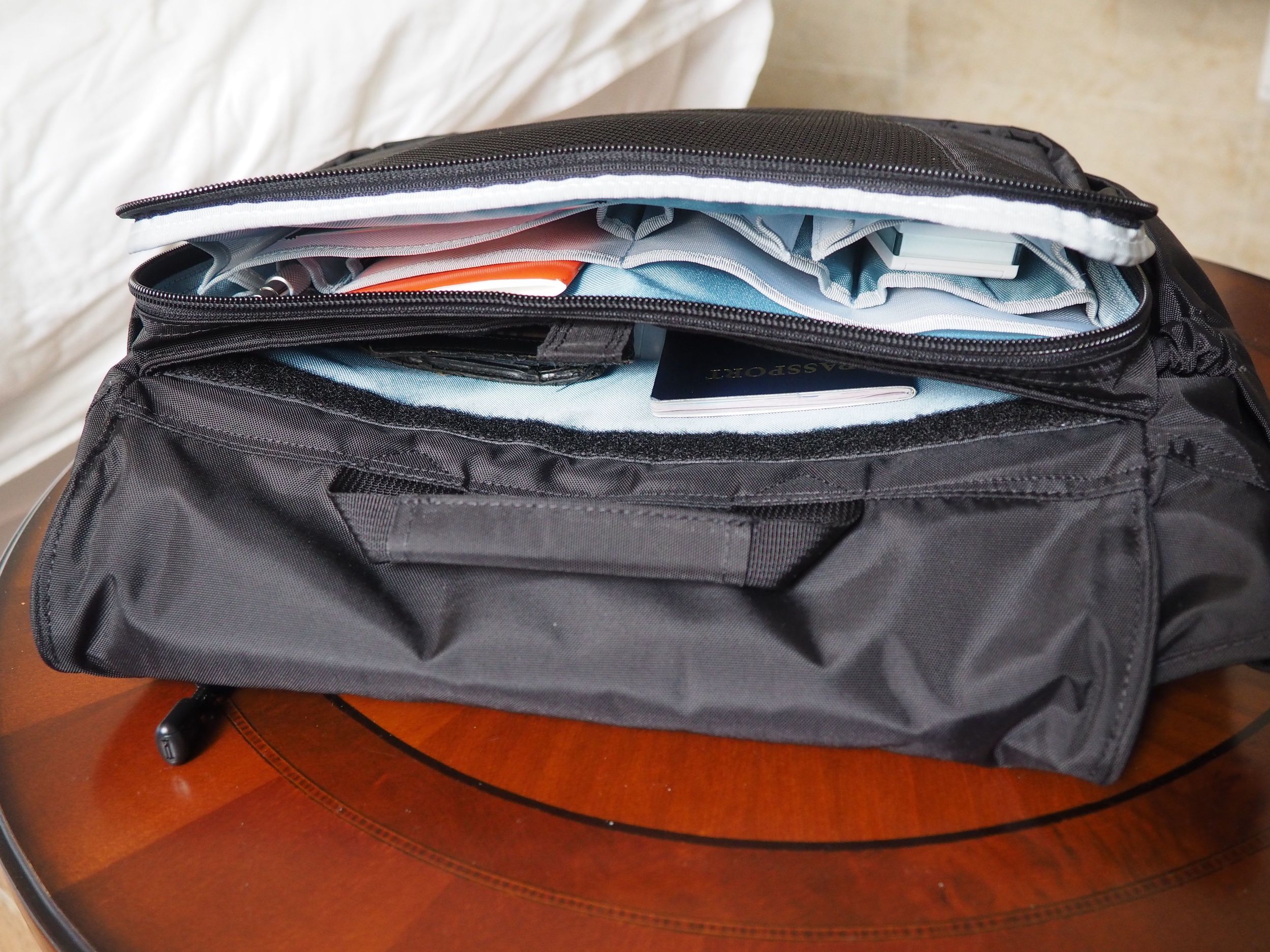 wise-walker OS-01 urban day bag back compartment
