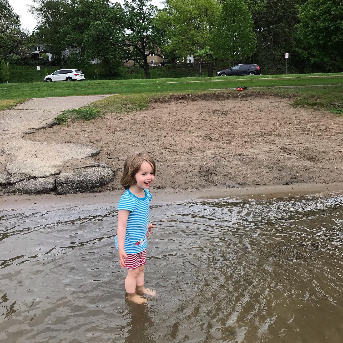 My kid is a water kid, taking after her dad. At three she loves to &ldquo;dip our toes in&rdquo; or &ldquo;go to the cabin.&rdquo; Can&rsquo;t wait to share the lakes with her this summer. 
#dadndaughter #minnesotakid #lakenokomis #minneapolis #headi