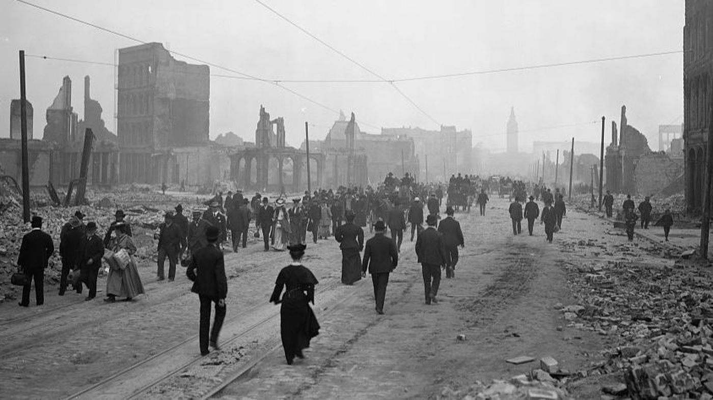 People walk toward the Ferry Building on Market Street after the 1906 San Francisco earthquake. (Library of Congress)