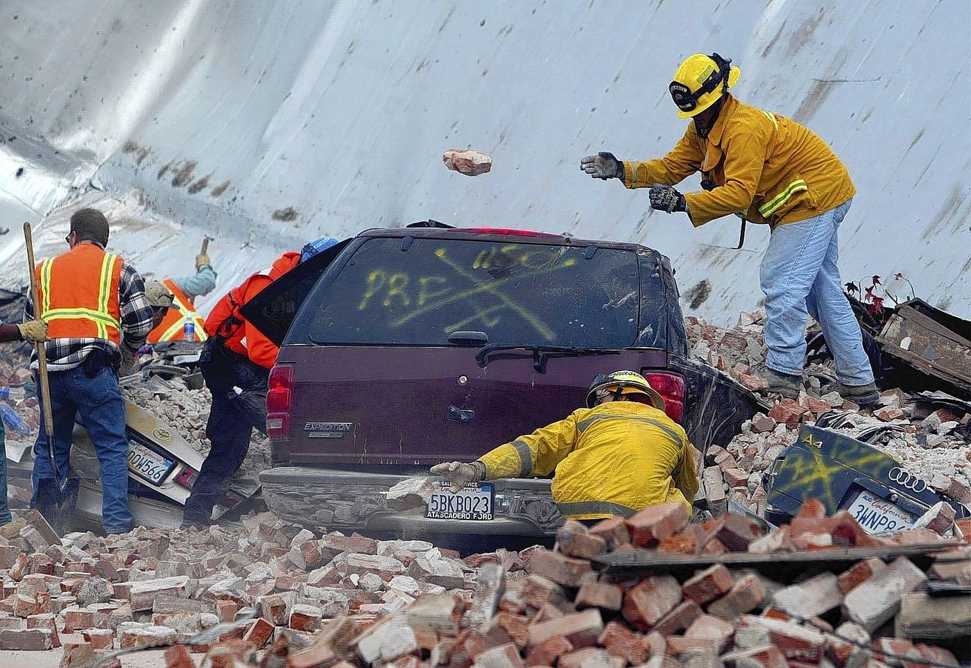 Rescue workers uncover cars, some with people trapped inside, along Park Street in Paso Robles after a magnitude 6.5 earthquake struck the city on Dec. 22, 2003. (Los Angeles Times)
