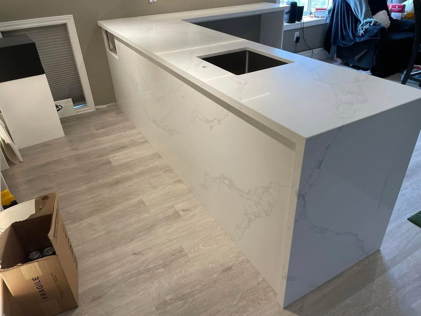 Oceana Quartz Wet Bar with book matched waterfall.