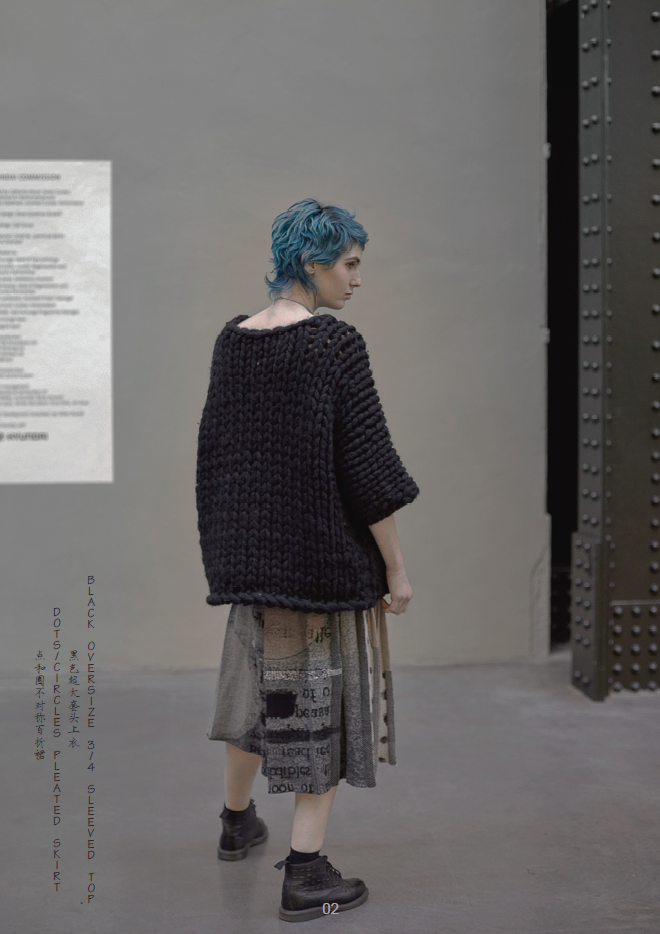 DOTS, CIRCLES AND TEXTS PLEATED SKIRT