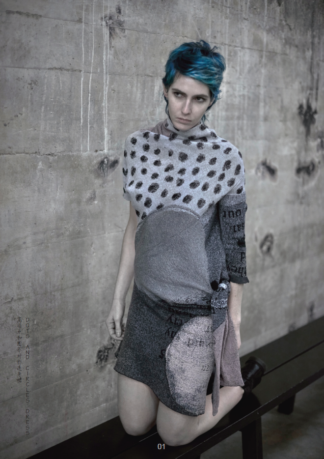 DOTS, CIRCLES AND TEXTS DRESS WITH UNEVEN SLEEVES AND BELT