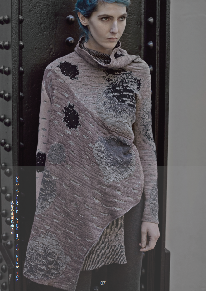 LONG SLEEVED DOTS AND CIRCLES FOLDING TOP